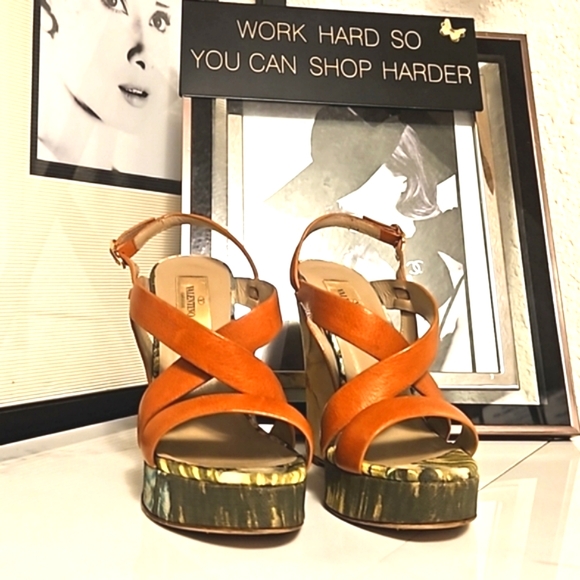 Valentino strappy leather floral wedge platform sandal - Picture 7 of 8